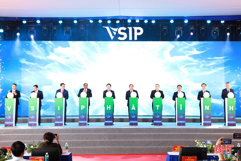 Phó Thủ tướng Chính phủ Trần Hồng Hà cùng lãnh đạo tỉnh, nhà đầu tư và các đại biểu thực hiện nghi thức ấn nút chính thức khởi công dự án VSIP Hà Tĩnh vào tháng 6/2024. bqbht_br_aimg-8724-6439.jpg