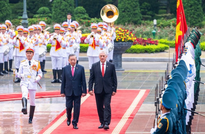 Tổng Bí thư Tô Lâm và Bí thư thứ nhất, Chủ tịch Cuba Miguel Diaz-Canel Bermudez duyệt đội danh dự tại Phủ Chủ tịch ngày 1/9. Ảnh: Giang Huy