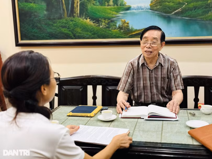 TS Bùi Ngọc Thanh trò chuyện cùng phóng viên Dân trí (Ảnh: Hà Trang).