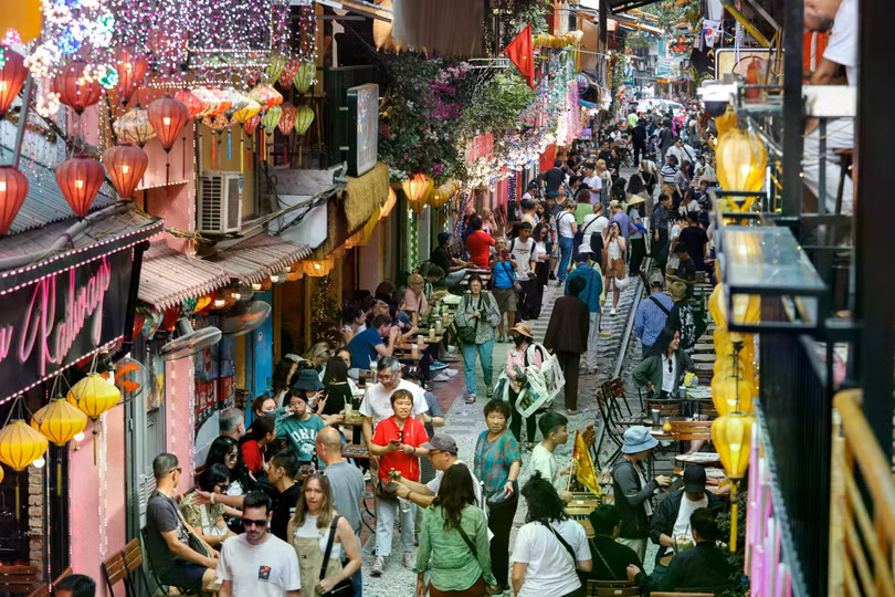 Nườm nượp khách ngoại trên phố đường tàu ở Hà Nội năm 2024. Ảnh: Đinh Hà.