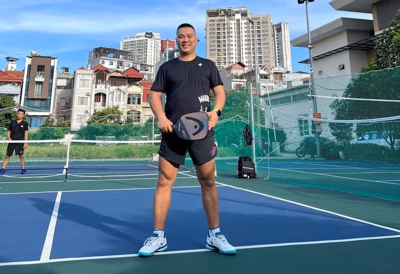 HLV pickleball Đào Duy Hoàng khẳng định người mới chơi không nên đầu tư vợt quá đắt tiền trong thời gian đầu (Ảnh: NVCC).