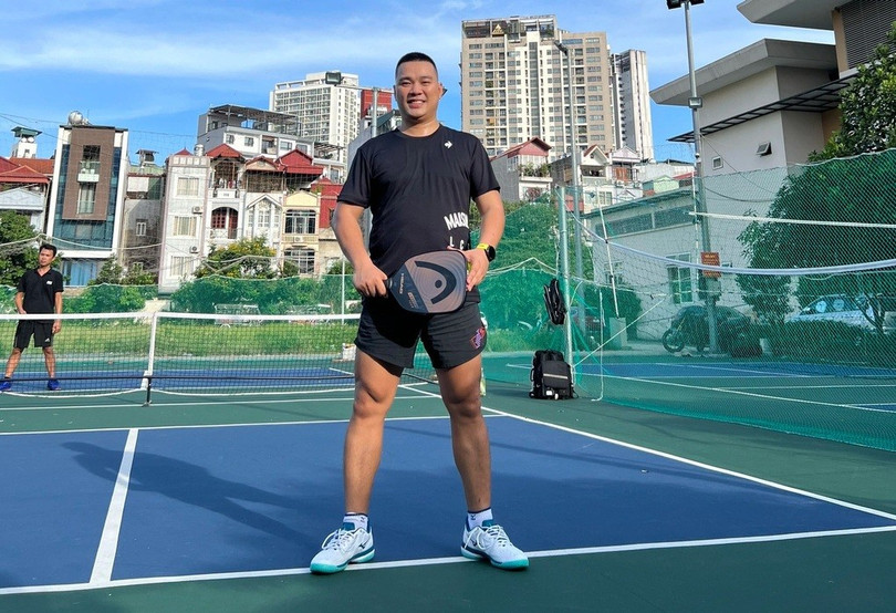 HLV pickleball Đào Duy Hoàng khẳng định người mới chơi không nên đầu tư vợt quá đắt tiền trong thời gian đầu (Ảnh: NVCC).