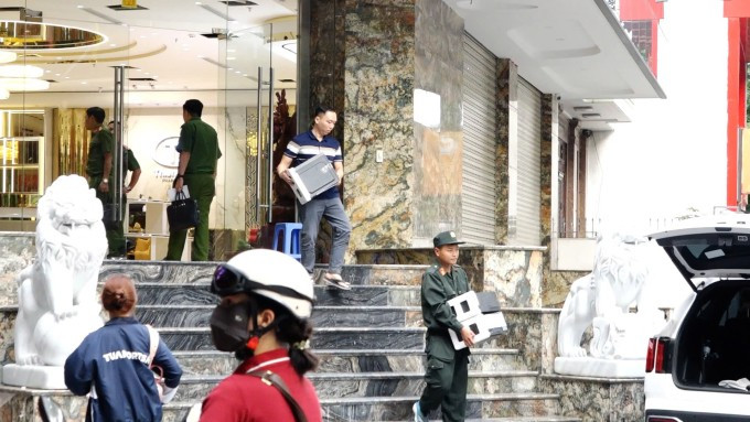 Công an khám xét một công ty của Hoàng Hường ở số 49 phố Dịch Vọng Hậu, Hà Nội. Ảnh: Huy Mạnh Công an khám xét một công ty của Hoàng Hường ở số 49 phố Dịch Vọng Hậu, Hà Nội. Ảnh: Huy Mạnh