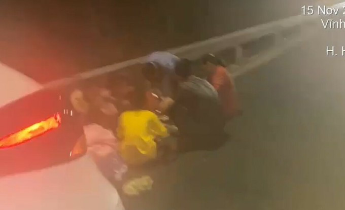 7 người ngồi dưới đường ăn tối ngay phía sau ôtô trên làn khẩn cấp cao tốc Vĩnh Hảo - Phan Thiết tối 15/11. Ảnh: Cảnh sát cung cấp 7 người ngồi dưới đường ăn tối ngay phía sau ôtô trên làn khẩn cấp cao tốc Vĩnh Hảo - Phan Thiết tối 15/11. Ảnh: Cảnh sát cung cấp