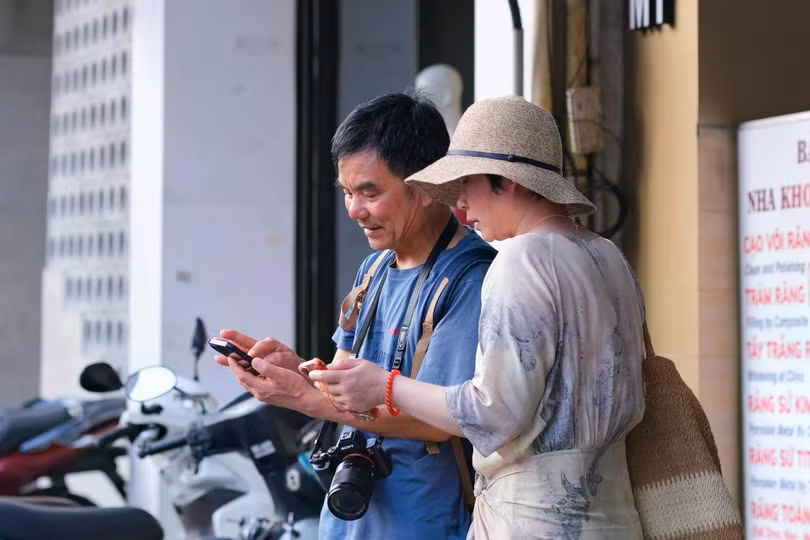 Vợ chồng du khách Trung Quốc tham quan TP.HCM, tháng 10/2024. Ảnh: Linh Huỳnh.