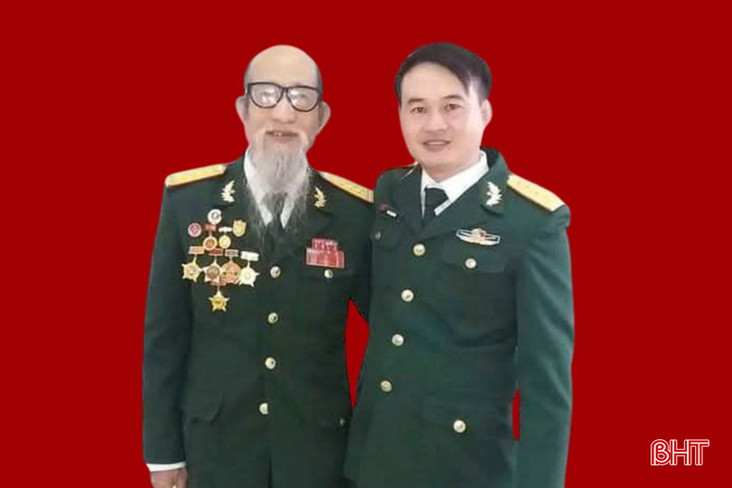 Đại tá Dương Phổ (bên trái) chụp ảnh cùng tác giả. bqbht_br_thiet-ke-chua-co-ten.jpg