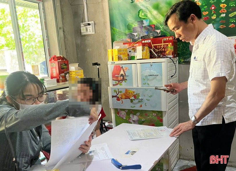 Lực lượng chức năng tiến hành lập biên bản sự việc tại cơ sở kinh doanh thực phẩm chức năng của bà Lê Thị Duy. bqbht_br_z6495284032982-3a31ecd7b998f8d077248b06dddf6460.jpg