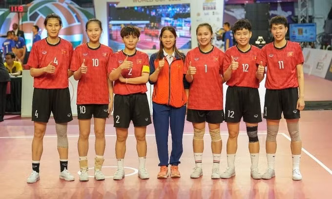 Đội cầu mây nữ Việt Nam mừng chức vô địch với HLV Trần Thị Vui (giữa). Ảnh: SepaktakrawIndia