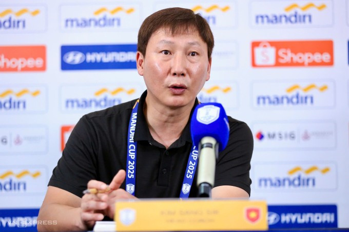 HLV Kim Sang-sik trả lời họp báo sau trận Việt Nam thắng Lào 3-0 ở lượt hai bảng B U23 Đông Nam Á 2025, tại sân Patriot, Indonesia ngày 19/7/2025. Ảnh: Hai Tư HLV Kim Sang-sik trả lời họp báo sau trận Việt Nam thắng Lào 3-0 ở lượt hai bảng B U23 Đông Nam Á 2025, tại sân Patriot, Indonesia ngày 19/7/2025. Ảnh: Hai Tư