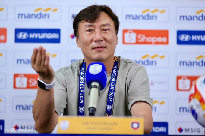 HLV Ha Hyeok-jun trả lời họp báo sau trận Việt Nam thắng Lào 3-0 ở lượt hai bảng B U23 Đông Nam Á 2025, tại sân Patriot, Indonesia ngày 19/7/2025. Ảnh: Hai Tư HLV Ha Hyeok-jun trả lời họp báo sau trận Việt Nam thắng Lào 3-0 ở lượt hai bảng B U23 Đông Nam Á 2025, tại sân Patriot, Indonesia ngày 19/7/2025. Ảnh: Hai Tư