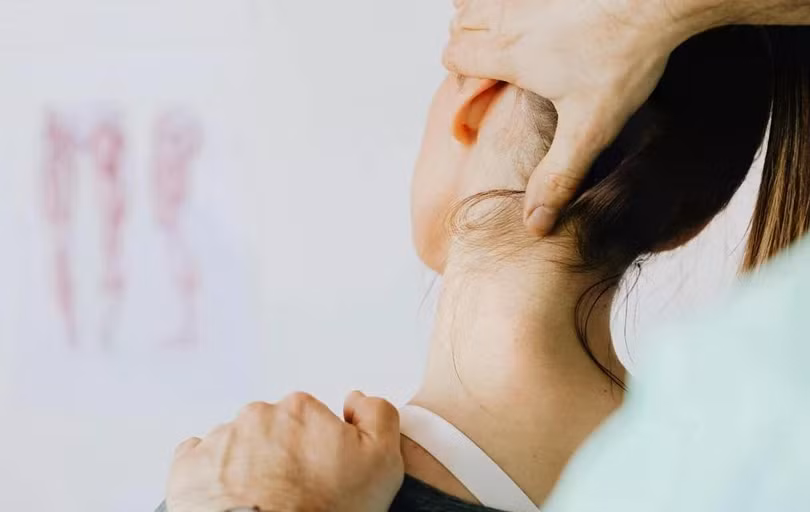Bác sĩ cảnh báo nguy hiểm khi người dân tự bẻ khớp cổ trị đau vai gáy. Ảnh: Pexels.