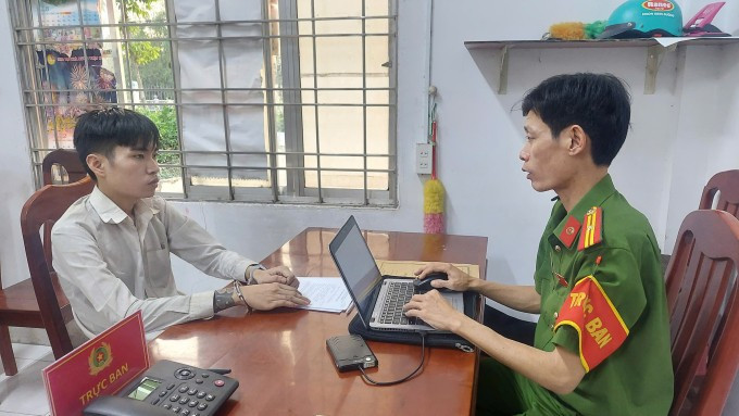 Nguyễn Chí Thiện (trái) tại trụ sở công an. Ảnh: Phước Thanh