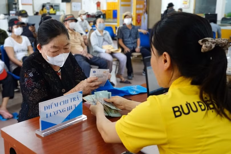 Trường hợp tạm dừng hưởng lương hưu trước ngày 1/7/2025 áp dụng theo Điều 64 Luật BHXH năm 2014 (Ảnh minh họa: BHXH TPHCM).