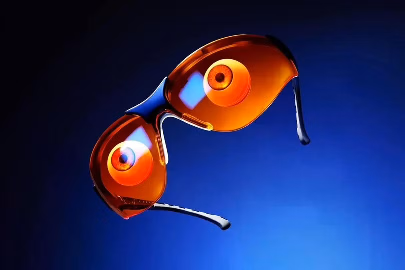 Những loại kính thật sự chặn được ánh sáng xanh có tính thẩm mỹ không cao và không phù hợp đeo hàng ngày. Ảnh: Ian Shiver.