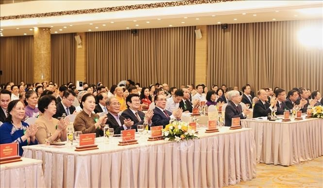 Делегаты, прибывшие на мост в Ханое vna-potal-le-ky-niem-30-nam-ngay-thanh-lap-hoi-nguoi-cao-tuoi-viet-nam-stand.jpg