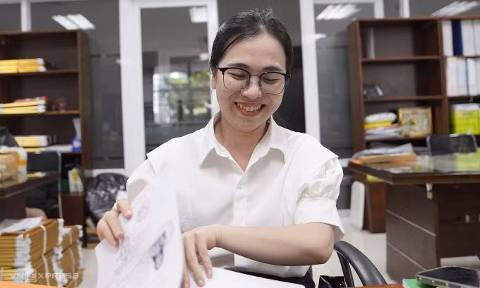 Công chức làm việc tại bộ phận một cửa, Trung tâm Hành chính TP Đà Nẵng, tháng 3/2025. Ảnh: Nguyễn Đông