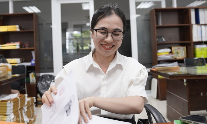 Công chức làm việc tại bộ phận một cửa, Trung tâm Hành chính TP Đà Nẵng, tháng 3/2025. Ảnh: Nguyễn Đông Công chức làm việc tại bộ phận một cửa, Trung tâm Hành chính TP Đà Nẵng, tháng 3/2025. Ảnh: Nguyễn Đông