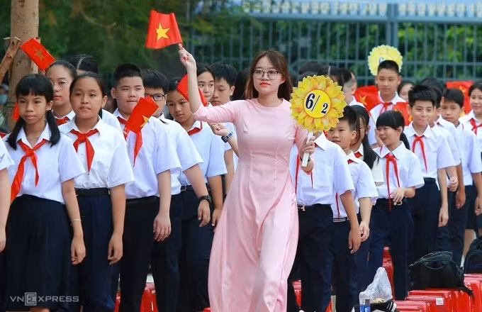 Giáo viên và học sinh lớp 6 trường THCS Nguyễn Huệ, TP Đà Nẵng, trong ngày khai giảng năm học 2024-2025. Ảnh: Nguyễn Đông