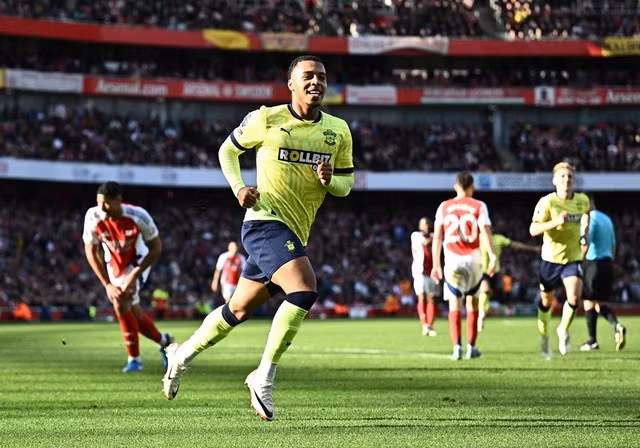 Cameron Archer mở tỉ số cho Southampton ngay trên sân Emirates