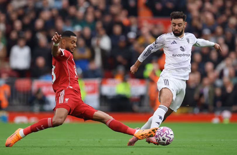 MU gây bất ngờ tại Anfield.