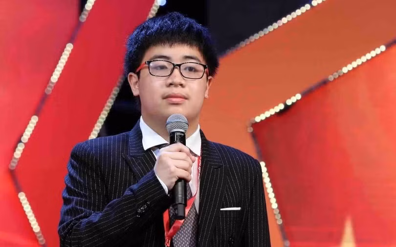 10. Ngô Quý Đăng: 20 năm kể từ thành tích tuyệt đối của đôi bạn Lê Hùng Việt Bảo và Nguyễn Trọng cảnh, Việt Nam mới một lần nữa có thí sinh đoạt huy chương vàng với điểm tuyệt đối tại IMO là em Ngô Quý Đăng (sinh năm 2004). Nhờ thành tích ấn tượng, Quý Đăng được Chủ tịch nước trao tặng Huân chương Lao động hạng nhì, nhận bằng khen của Ban chấp hành Trung ương Đoàn Thanh niên Cộng sản Hồ Chí Minh... Đăng cũng là gương mặt trẻ Việt Nam triển vọng năm 2020, gương mặt trẻ tiêu biểu cấp Đại học Quốc gia Hà Nội. Quý Đăng là gương mặt tiêu biểu cho lĩnh vực Học tập. Ảnh: Moet.