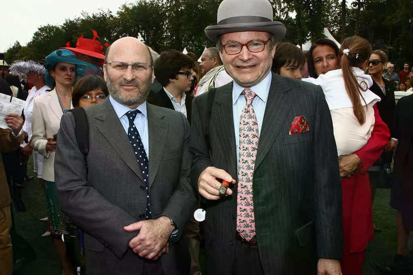 Anh em Alain và Gerard Wertheimer hiện là chủ sở hữu nhà mốt Chanel với doanh thu đạt gần 20 tỷ USD trong năm 2023. Nhà Wertheimers cũng sở hữu những trường đua ngựa cùng trang trại nho rộng lớn. Anh trai cùng cha khác mẹ, Charles Heilbronn, đang điều hành văn phòng gia đình Mousse Partners. Ảnh: BI.