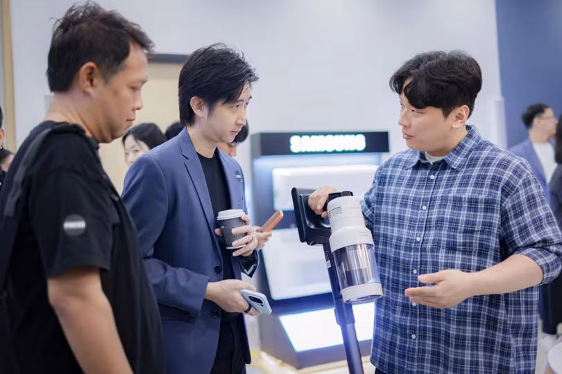 Một mẫu máy hút bụi cầm tay của Samsung, hỗ trợ AI để thay đổi lực hút tự động. Ảnh: Samsung.