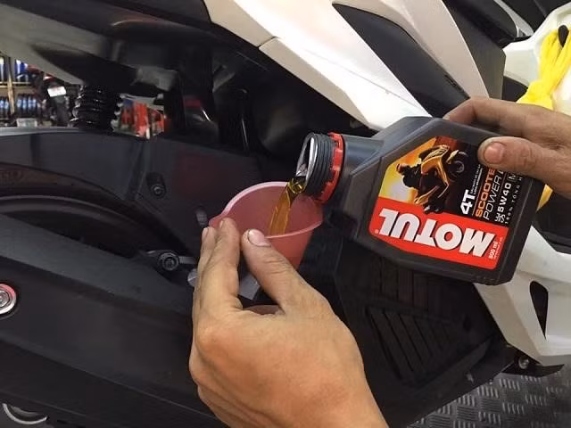 motul-5w40-dochoixemay49.jpg