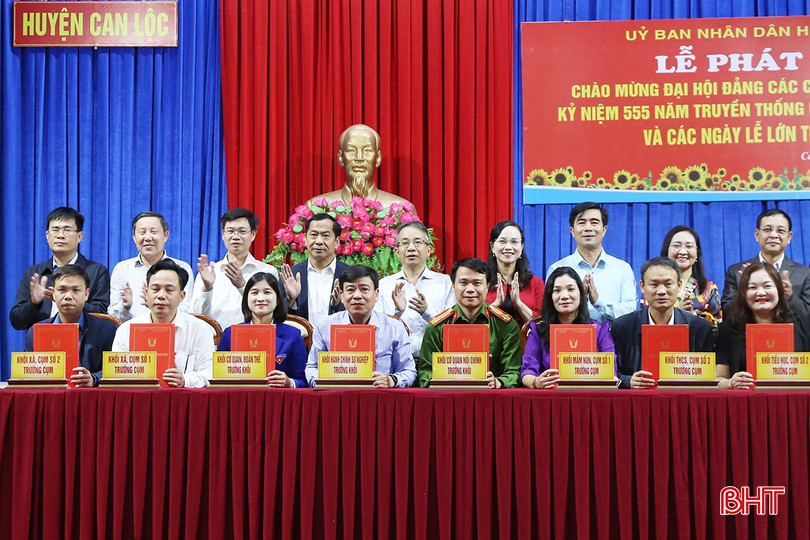 Đại diện các khối ký giao ước thi đua. bqbht_br_6.jpg