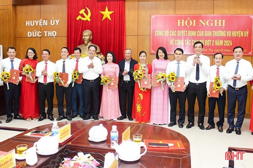 Lãnh đạo tỉnh, lãnh đạo huyện Đức Thọ trao quyết định, tặng hoa các đồng chí được điều động, bổ nhiệm, luân chuyển. bqbht_br_a2-5838.jpg