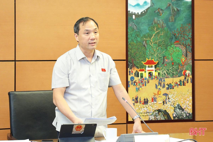 Đồng chí Hoàng Trung Dũng - Ủy viên BCH Trung ương Đảng, Bí thư Tỉnh ủy, Trưởng đoàn ĐBQH tỉnh Hà Tĩnh điều hành phiên thảo luận tổ bqbht_br_241108xv8thaoluantonqmatuyquangcaohoachat6.jpg