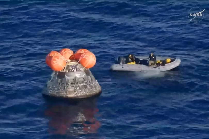 Tàu giải cứu tiếp cận khoang tàu Artemis II để đưa phi hành gia ra ngoài. Ảnh: NASA.