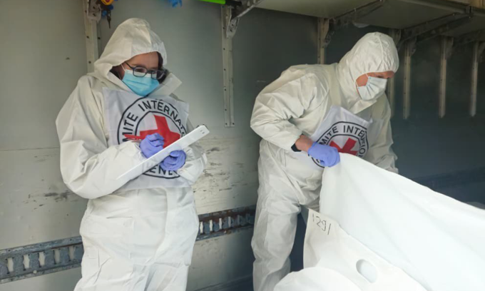 Nhân viên Ủy ban Chữ thập đỏ Quốc tế kiểm tra thi thể quân nhân Ukraine được trao trả hôm 19/12. Ảnh: KShPPV