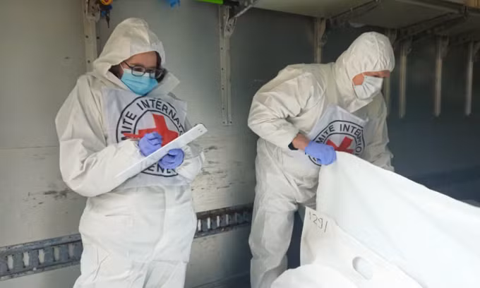 Nhân viên Ủy ban Chữ thập đỏ Quốc tế kiểm tra thi thể quân nhân Ukraine được trao trả hôm 19/12. Ảnh: KShPPV