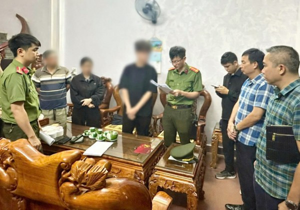 Cơ quan an ninh điều tra thực hiện lệnh bắt, khám xét nơi ở các đối tượng liên quan.