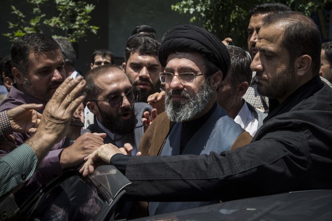 Ông Mojtaba Khamenei (đội khăn đen) tại một sự kiện ở Tehran hồi năm 2019. Ảnh: Reuters