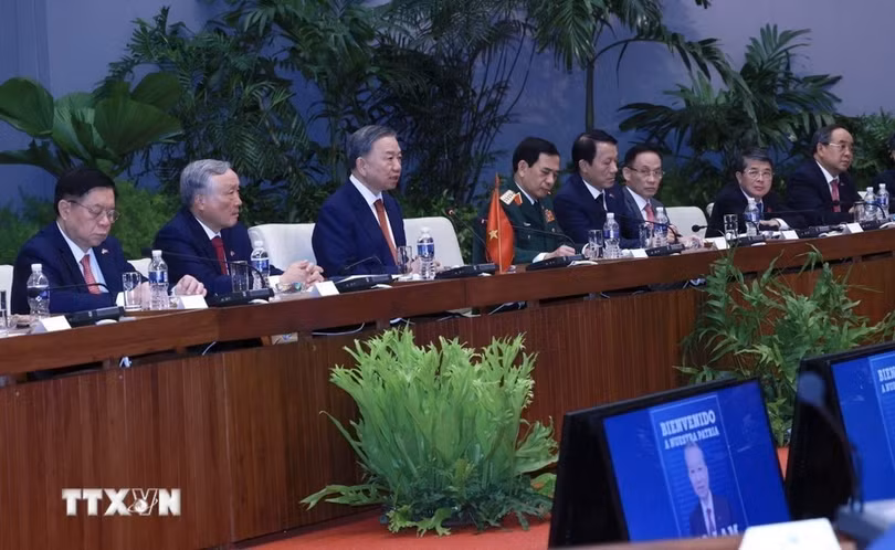 Tổng Bí thư, Chủ tịch nước Tô Lâm và Đoàn Việt Nam tại cuộc hội đàm cấp cao với Bí thư thứ nhất Đảng Cộng sản Cuba, Chủ tịch Cuba Miguel Diaz Canel Bermudez và Đoàn Cuba.