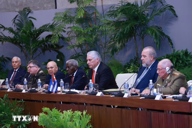 Bí thư thứ nhất Đảng Cộng sản Cuba, Chủ tịch Cuba Miguel Diaz Canel Bermudez và Đoàn cấp cao Cuba tại cuộc hội đàm với Tổng Bí thư, Chủ tịch nước Tô Lâm và Đoàn cấp cao Việt Nam.