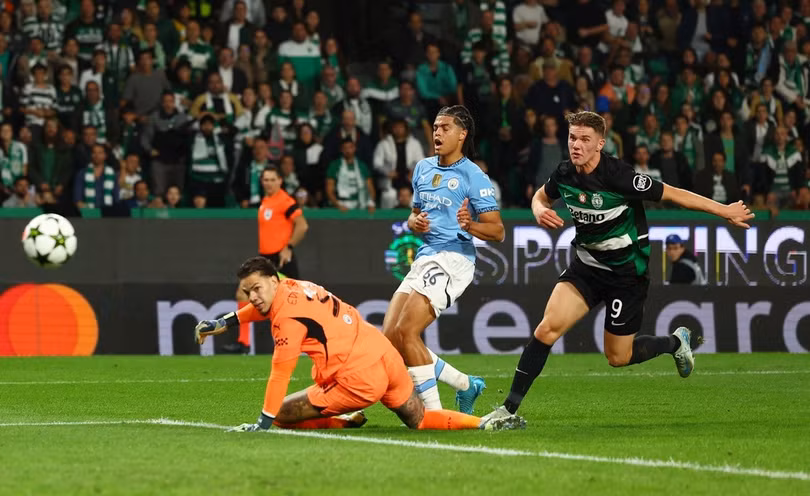 Ở chiều ngược lại, Sporting phòng ngự tập trung và chỉ cần một mình Viktor Gyokeres để tạo khác biệt. Sau cơ hội bị bỏ lỡ vào đầu trận, chân sút người Thụy Điển có lần thứ 2 đối mặt Ederson ở phút 38. Trước sức ép từ Nathan Ake, Gyokeres vẫn có thể tung cú dứt điểm tinh tế, đưa trận đấu trở lại vạch xuất phát.