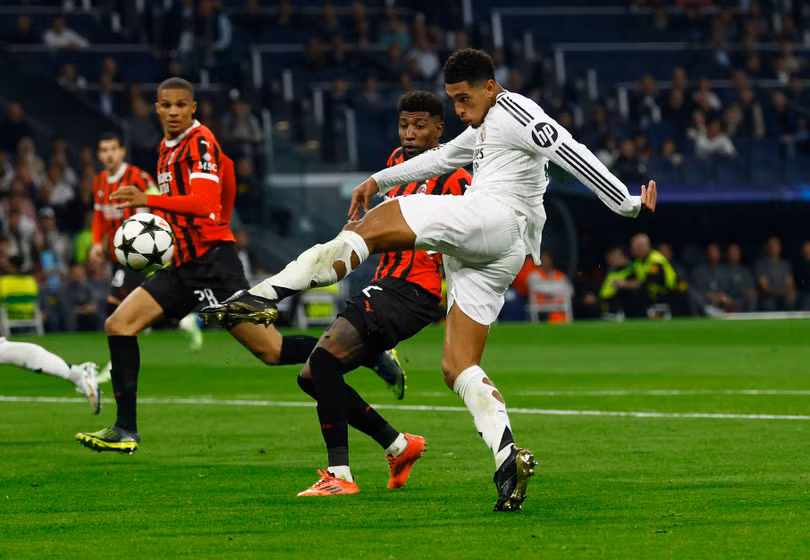 Sang hiệp hai, Real Madrid không còn lựa chọn ngoài việc đẩy cao đội hình, tìm bàn gỡ. Chủ nhà thử mọi phương án tấn công. HLV Carlo Ancelotti cũng đưa ra nhiều sự điều chỉnh nhưng không hiệu quả.