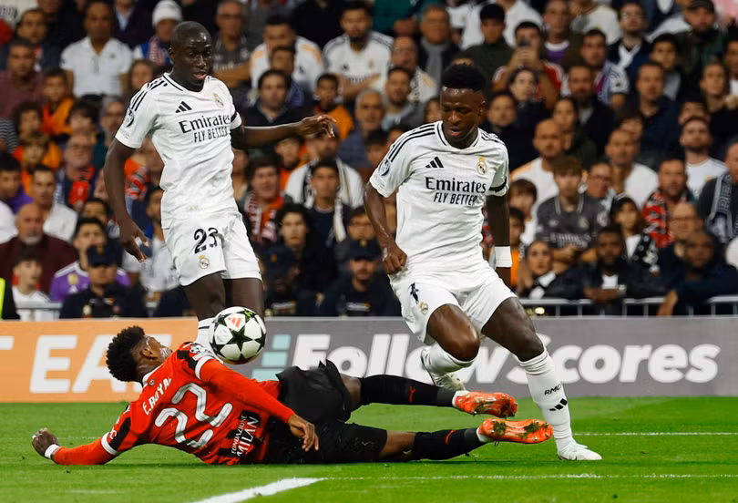 Real Madrid vùng lên mạnh mẽ sau bàn thua và sớm có bàn gỡ hòa ở phút 23. Vinicius Jr đột phá và bị Emerson Royal đốn ngã. Trọng tài chính ngay lập tức chỉ tay vào chấm phạt đền.