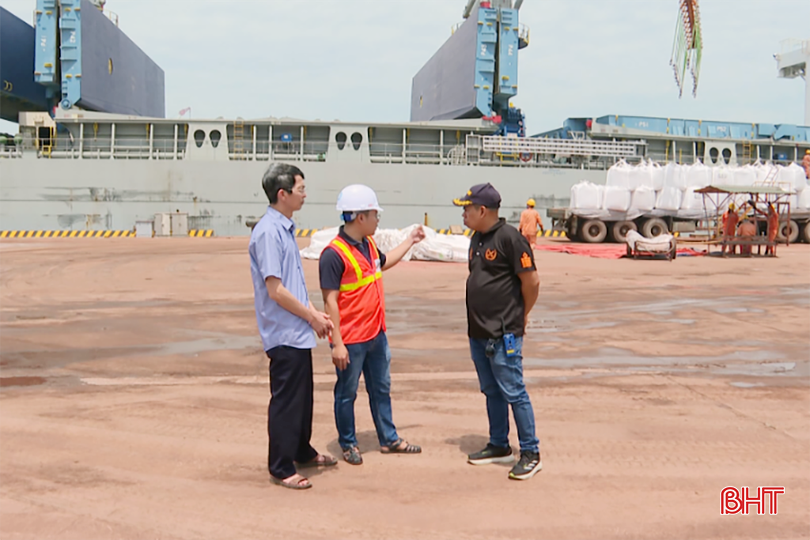 Thuyền trưởng tàu Western Stabaek trao đổi với phóng viên Báo Hà Tĩnh bqbht_br_image.png