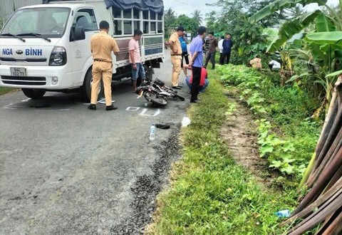 Cơ quan chức năng khám nghiệm hiện trường vụ tai nạn (thời điểm xảy ra vụ tai nạn) 251090ee-f008-4ce8-911e-3b1f228799b9.jpg