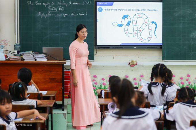 Cô trò trường Tiểu học Bùi Văn Mới, phường Phước Long, TP HCM, tháng 9/2025. Ảnh: Quỳnh Trần