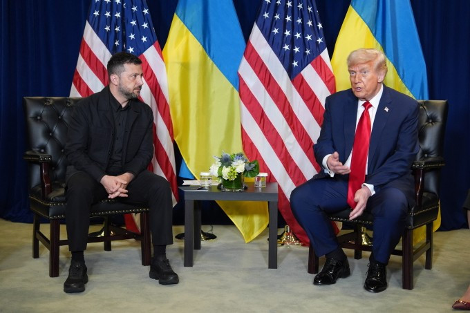 Tổng thống Trump gặp Tổng thống Ukraine Volodymyr Zelensky bên lề Đại hội đồng Liên Hợp Quốc tại New York ngày 23/9. Ảnh: AP Tổng thống Trump gặp Tổng thống Ukraine Volodymyr Zelensky bên lề Đại hội đồng Liên Hợp Quốc tại New York ngày 23/9. Ảnh: AP