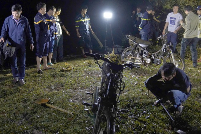 Cơ quan điều tra trục với 2 xe máy bị nhóm cướp phi tang dưới Biển Hồ. Ảnh: Công an Gia Lai