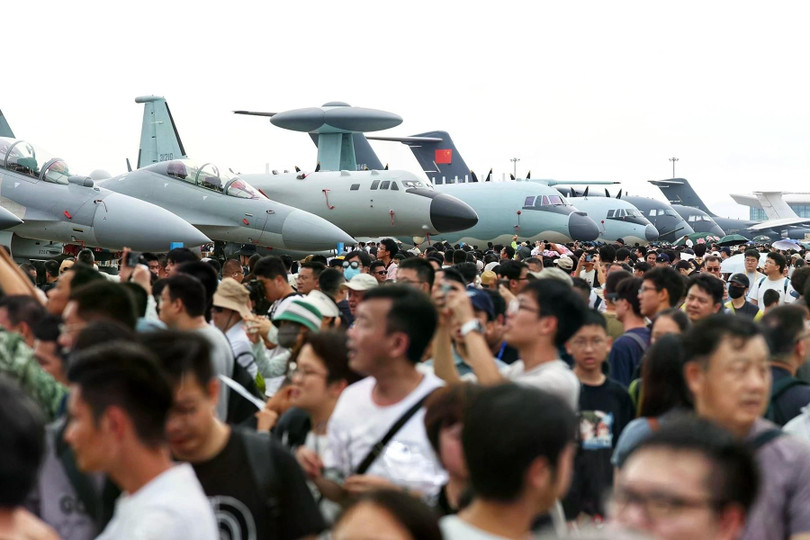 Triển lãm Hàng không và Vũ trụ Quốc tế Trung Quốc diễn ra 2 năm một lần tại Chu Hải, tỉnh Quảng Đông từ năm 1996. Năm nay, sự kiện lần thứ 15 tổ chức vào ngày 12-17/11 thu hút một lượng lớn khách tham quan, lên đến 600.000 người và mất một giờ đồng hồ xếp hàng, theo CCTV - Đài truyền hình trung ương Trung Quốc. Trong đó, tổng đơn đặt hàng thu về số tiền hơn 280 tỷ nhân dân tệ (38,7 tỷ USD), thấp hơn con số 39,8 tỷ USD ở năm 2022. Ảnh: Cui Meng/Global Times (GT).