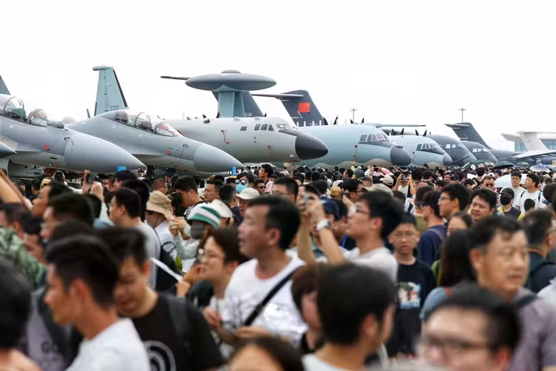 Triển lãm Hàng không và Vũ trụ Quốc tế Trung Quốc diễn ra 2 năm một lần tại Chu Hải, tỉnh Quảng Đông từ năm 1996. Năm nay, sự kiện lần thứ 15 tổ chức vào ngày 12-17/11 thu hút một lượng lớn khách tham quan, lên đến 600.000 người và mất một giờ đồng hồ xếp hàng, theo CCTV - Đài truyền hình trung ương Trung Quốc. Trong đó, tổng đơn đặt hàng thu về số tiền hơn 280 tỷ nhân dân tệ (38,7 tỷ USD), thấp hơn con số 39,8 tỷ USD ở năm 2022. Ảnh: Cui Meng/Global Times (GT).