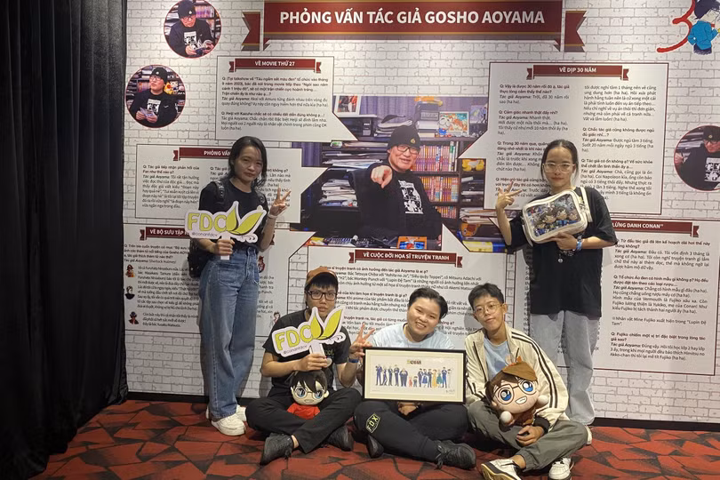 Nhóm fanpage FDCV tại triển lãm "30 năm đi cùng ký ức - Thám tử lừng danh Conan". Ảnh: NVCC.