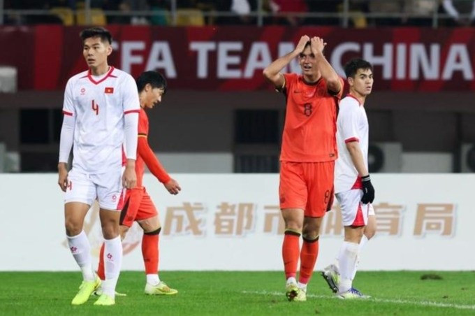 Các cầu thủ Trung Quốc ôm đầu sau thất bại.